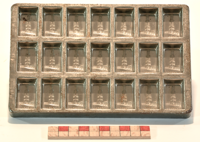 878230 Afbeelding van een mal voor 21 chocolaatjes met het reliëf van de Domtoren en de naam H. Keers, gebruikt in ...